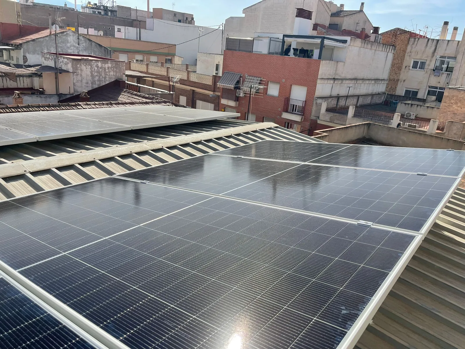Placas solares en nave industrial en Murcia