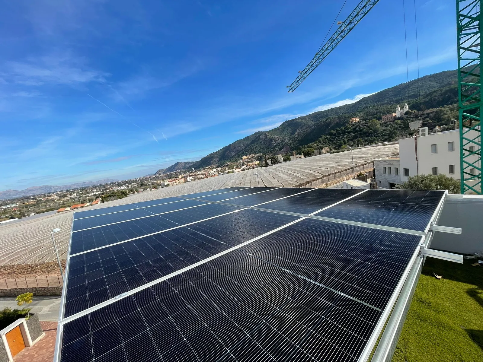 Placas solares orientadas al sur instaladas en Murcia