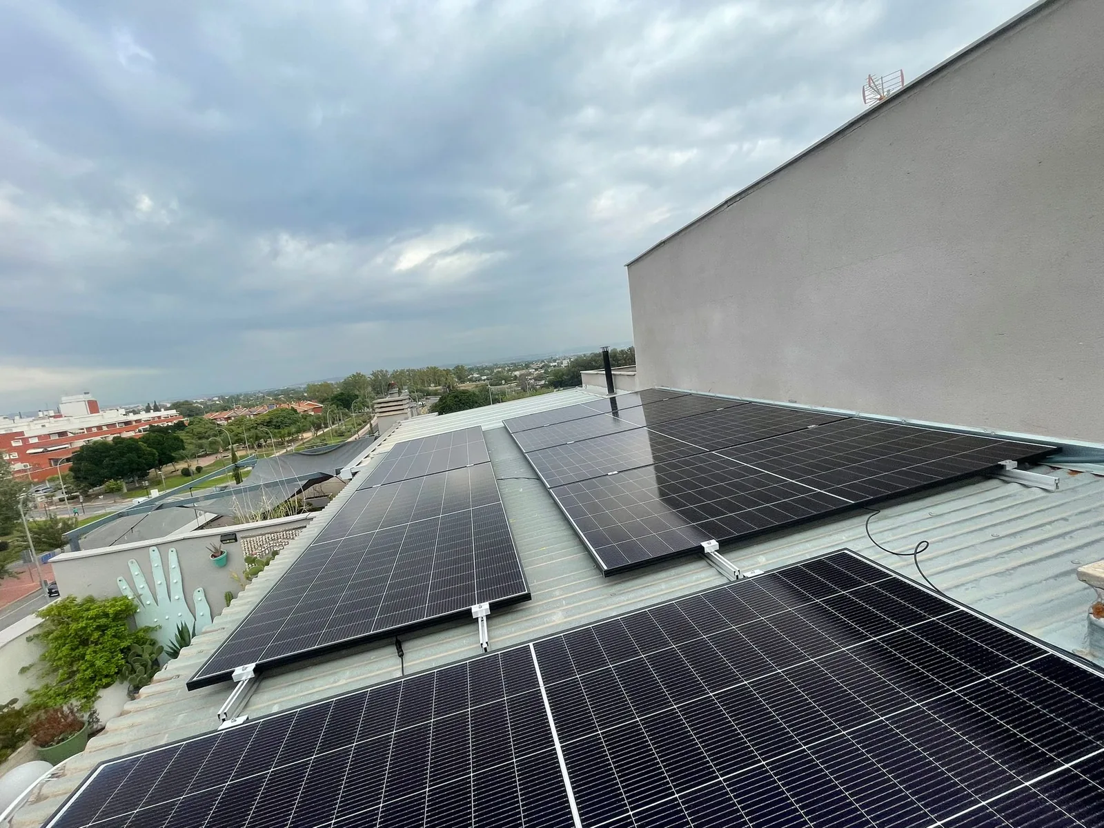 Sistema de paneles solares en tejado en Murcia